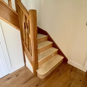 4cffffb42d1ecba7485608021ee61702.single-winder-wooden-staircase-close-up-first-floor-newel-posts-from-bottom