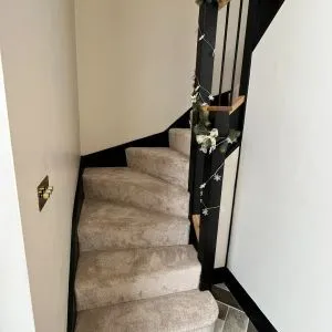 4cffffb42d1ecba7485608021ee61702.double-winder-carpeted-with-oak-handrails-and-sleek-contom (1)
